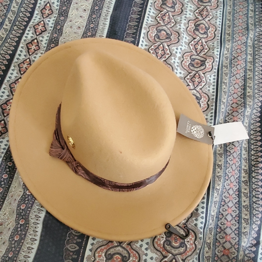 Broad Rim Hat - Picture 2 of 7